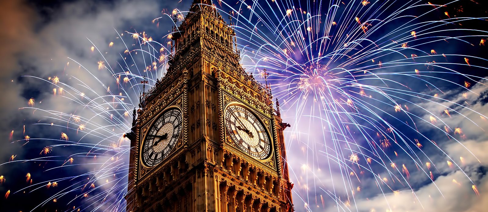 Fuegos artificiales de Nochevieja sobre el Big Ben, Londres