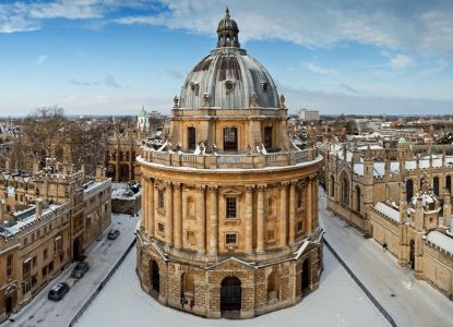 Panorámica invernal de Oxford con la Radcliffe Camera en el centro.
