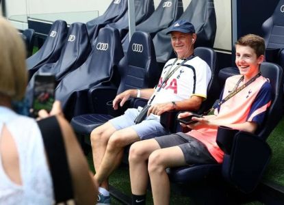Visitantes sentados en los banquillos del Tottenham Hotspur durante la visita