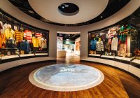 Sala de exposición del World Rugby Museum dedicada a la historia del rugby.