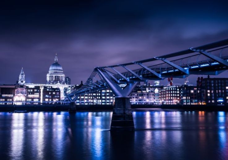 La catedral de San Pablo y el Millennium Bridge iluminados de noche