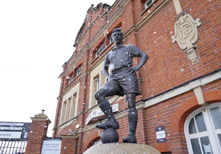 La estatua del legendario futbolista Johnny Haynes frente a Craven Cottage.