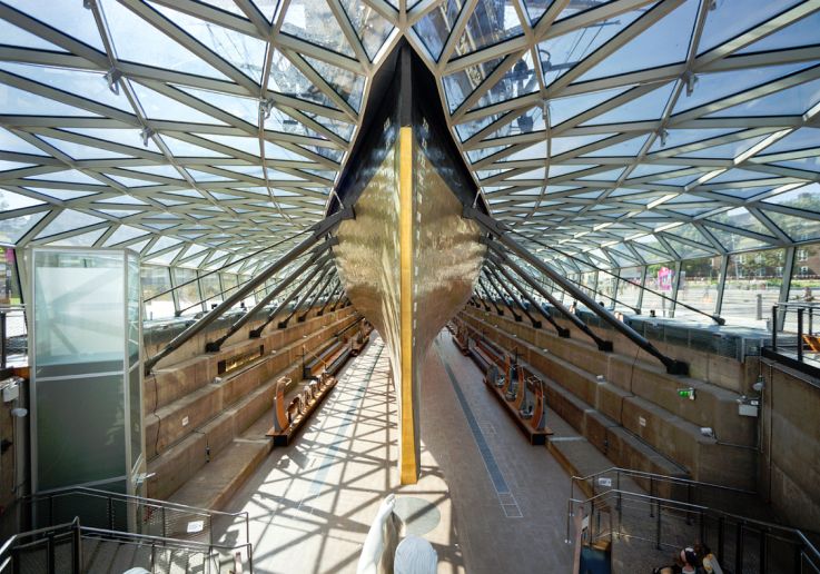 Vista del casco suspendido del Cutty Sark en la zona de exposición cubierta.