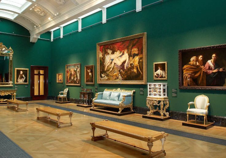 Galería de paredes verdes con obras maestras de la Royal Collection en Londres
