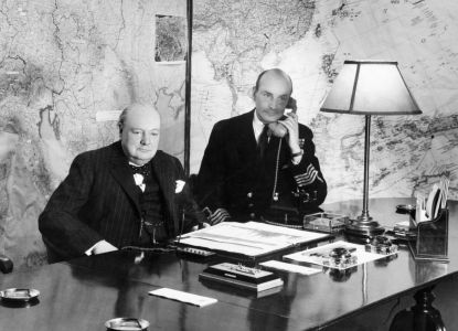 Imagen histórica de Winston Churchill trabajando durante la Segunda Guerra Mundial.