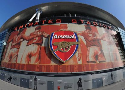 Vista exterior del Emirates Stadium con el escudo y las imágenes históricas del Arsenal.