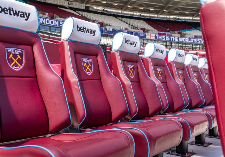 Los asientos del banquillo del West Ham United en el interior del London Stadium.