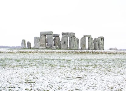 El famoso monumento megalítico de Stonehenge rodeado de un paisaje nevado.