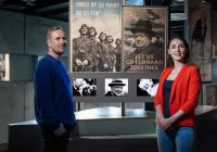 Visitantes ante una exposición dedicada a la vida de Winston Churchill.