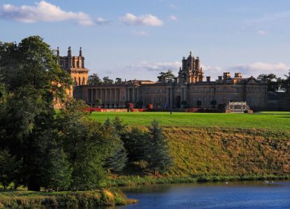 Vista panorámica del Palacio de Blenheim desde el lago