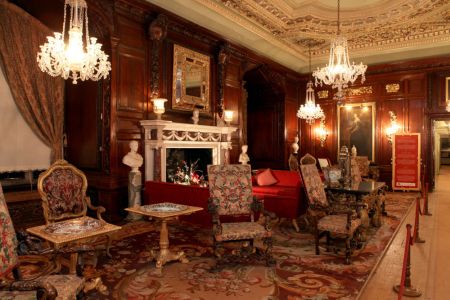 Interiores históricos de la Cedar Drawing Room en el Castillo de Warwick