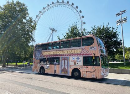 Autobús vintage de dos pisos del tour, aparcado junto al London Eye.