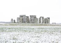 El famoso monumento megalítico de Stonehenge rodeado de un paisaje nevado.