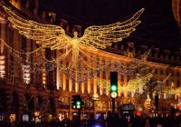 Una de las espectaculares decoraciones navideñas suspendidas sobre Regent Street en Londres.