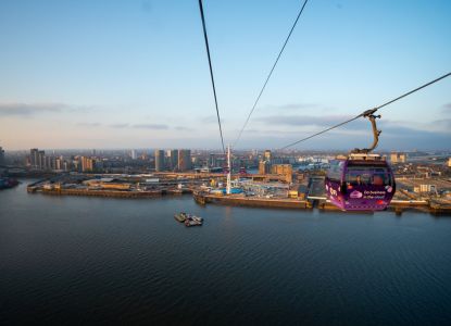 Cabina del teleférico de Londres sobre el Támesis con vistas panorámicas de la ciudad.