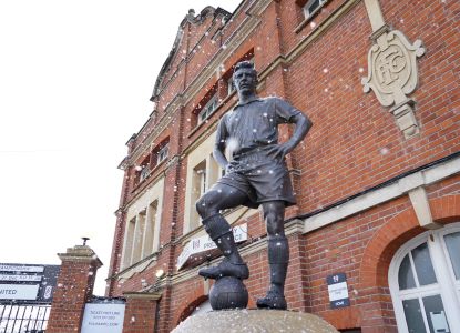 La estatua del legendario futbolista Johnny Haynes frente a Craven Cottage.