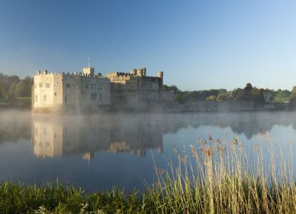 Castillo de Leeds reflejado en el lago, excursión desde Londres