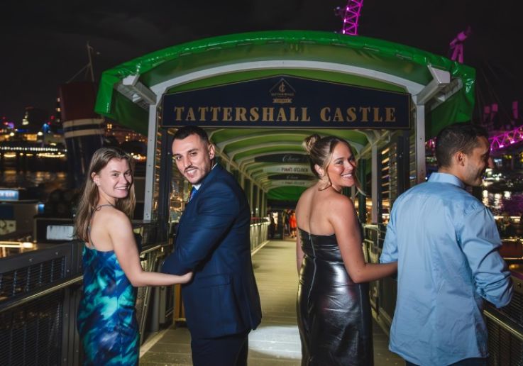 Año Nuevo en el Támesis a bordo del Tattershall Castle