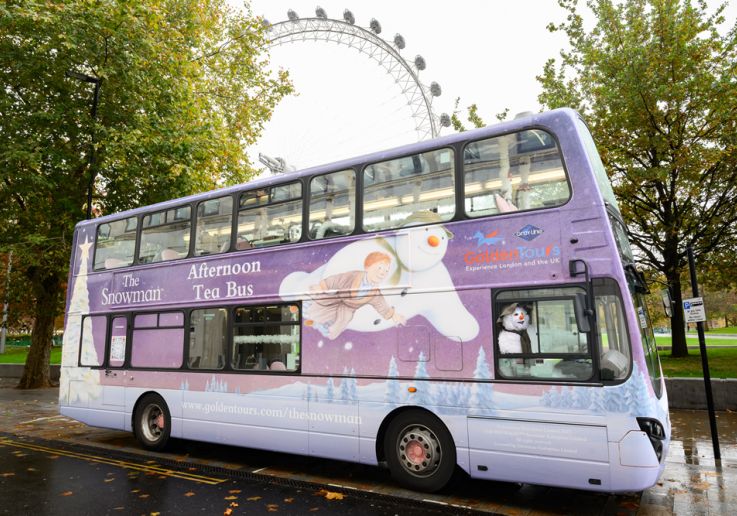 El autobús del Snowman™ Afternoon Tea Bus aparcado junto al London Eye.