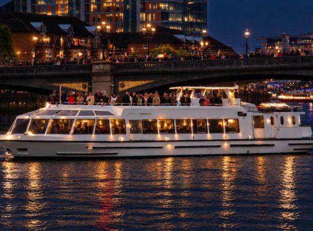 Sarpedon, fin de año 2026 en Londres: cena opcional junto a Charing Cross y crucero desde Embankment Pier