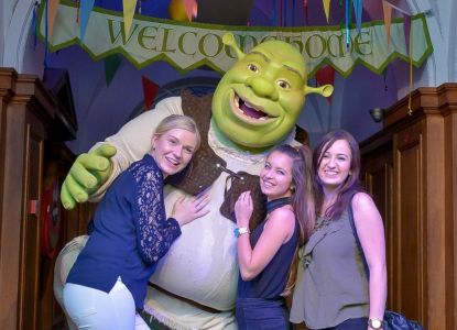 Visitantes posan con Shrek durante la experiencia interactiva en Londres.