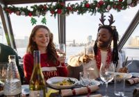 Menú navideño de tres platos servido durante el crucero
