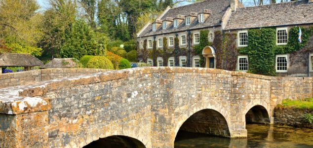 Puente de piedra sobre el río en Bibury