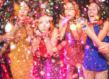 Fiesta de Nochevieja a bordo con confeti y copas