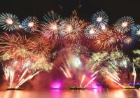 Fuegos artificiales de Fin de Año reflejados en el agua