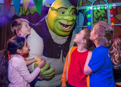 Niños conocen a Shrek en uno de los escenarios de la atracción.