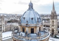 La Radcliffe Camera de Oxford y las torres de la ciudad bajo la nieve.