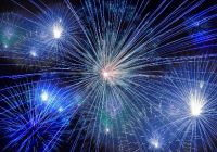 Fuegos artificiales azules en la noche de Fin de Año