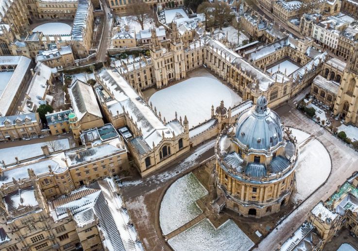 Vista aérea de los tejados y las cúpulas de Oxford cubiertos de nieve.