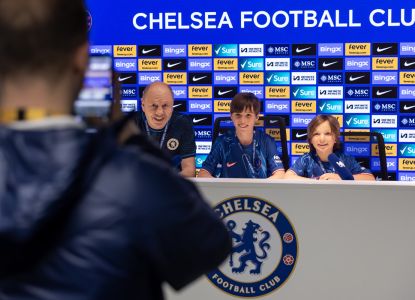 Visitantes en la sala de prensa del Chelsea FC durante el tour del estadio.
