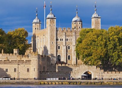Torre de Londres junto al río Támesis