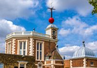 El histórico edificio del observatorio con la Time Ball roja sobre la torre.