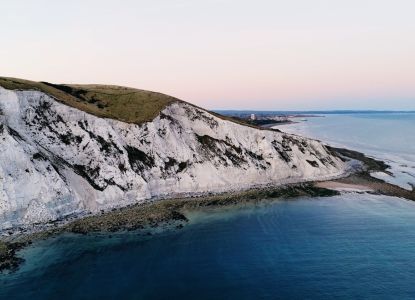 Los acantilados blancos de Dover vistos desde el aire al atardecer, sobre el canal de la Mancha.