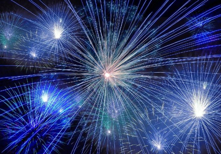 Fuegos artificiales azules en la noche de Fin de Año