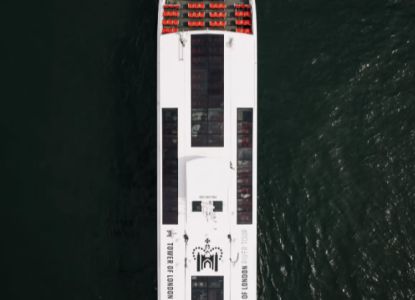 Vista aérea del catamarán Silver Raven sobre el agua