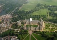 Vista aérea del Castillo de Windsor con sus jardines y el Long Walk.