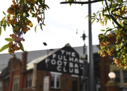 El histórico letrero del Fulham Football Club en el exterior del estadio.