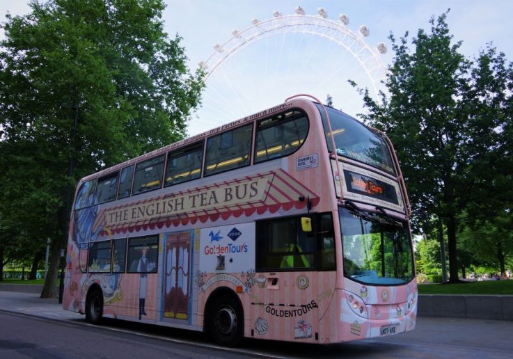 Lado del Afternoon Tea Bus en frente al London Eye