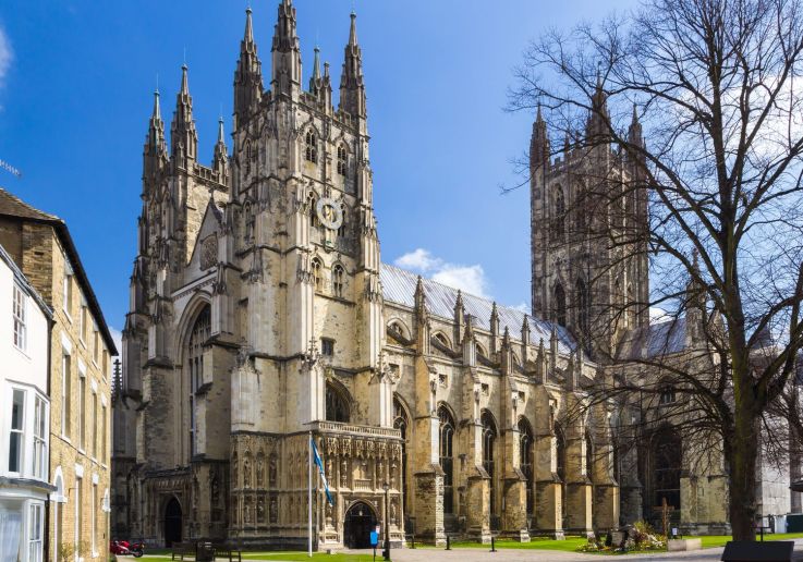La catedral de Canterbury con sus torres góticas vista desde el recinto exterior.