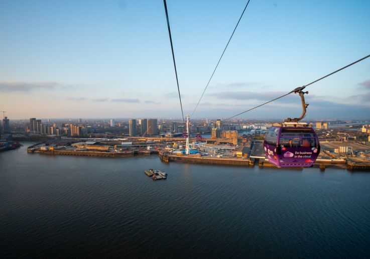Cabina del teleférico de Londres sobre el Támesis con vistas panorámicas de la ciudad.