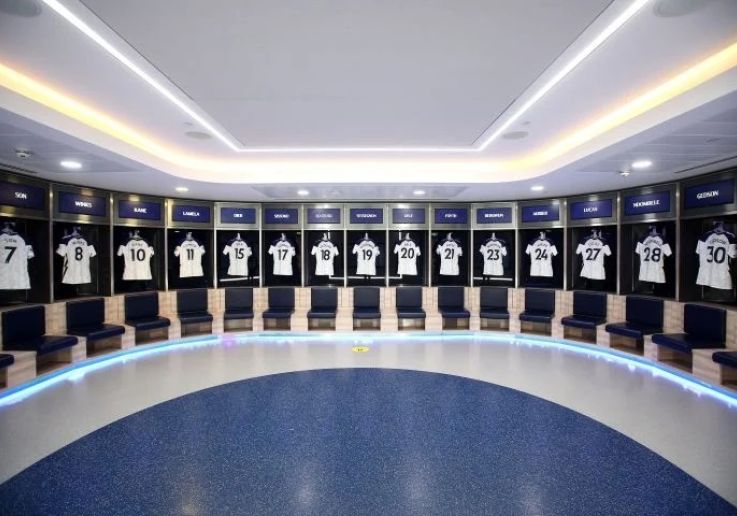 Vestuario del Tottenham Hotspur con las camisetas numeradas en las taquillas
