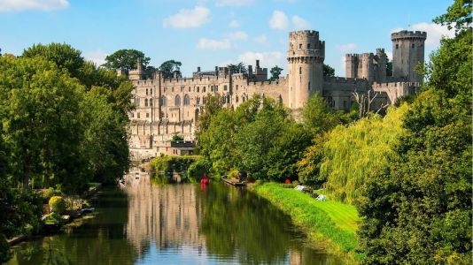 Castillo de Warwick reflejado en el río Avon, tour de Oxford y Cotswolds