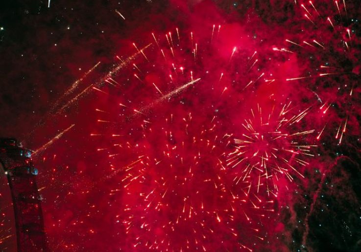 Fuegos artificiales rojos de Nochevieja al lado del London Eye