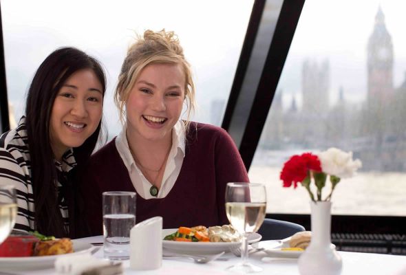 Paseo en barco por el Támesis con almuerzo