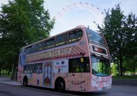 Lado del Afternoon Tea Bus en frente al London Eye