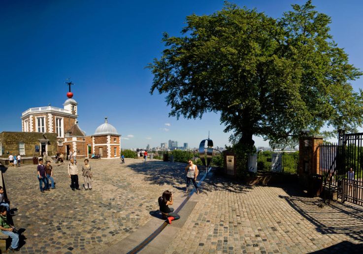 Visitantes cruzando el Primer Meridiano del Mundo en el Real Observatorio de Greenwich